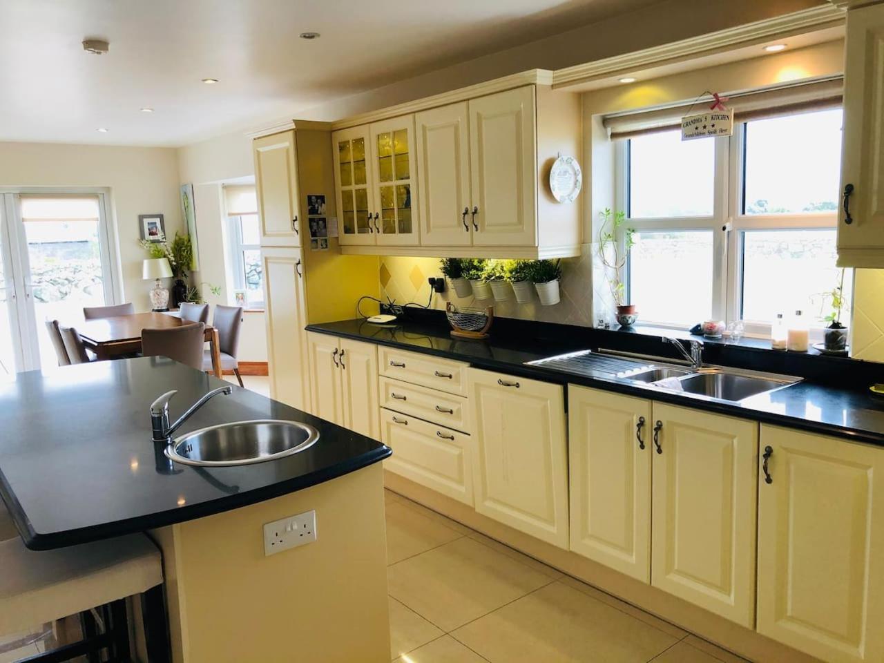 Connemara. 3 Bedroom, 8 Bed, Holiday Home Galway Extérieur photo